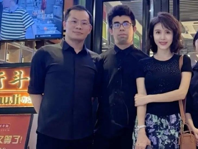 金巧巧现身广东一家米其林餐厅吃饭，她身材很瘦167cm的实际身高在视觉上被无限延