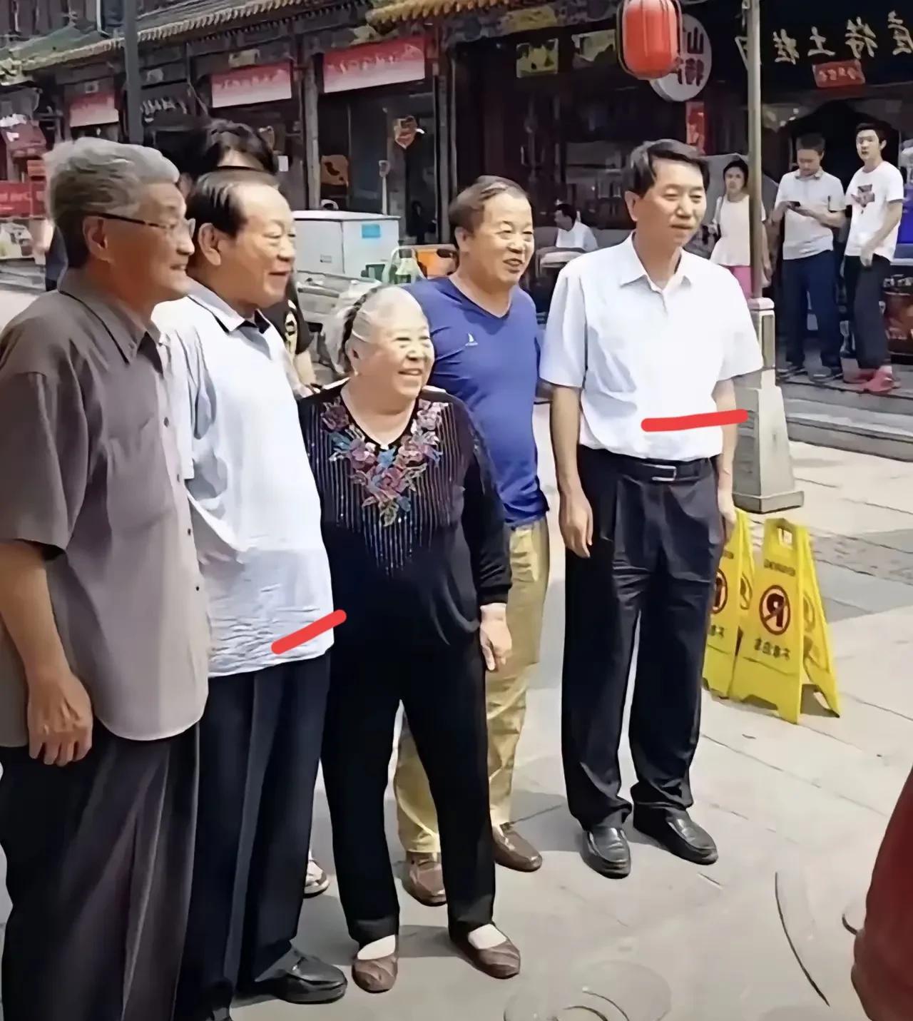 三晋大地两人同框
山西省委退休胡富国书记和耿彦波悍见同框，是挺感慨的。耿彦波在山