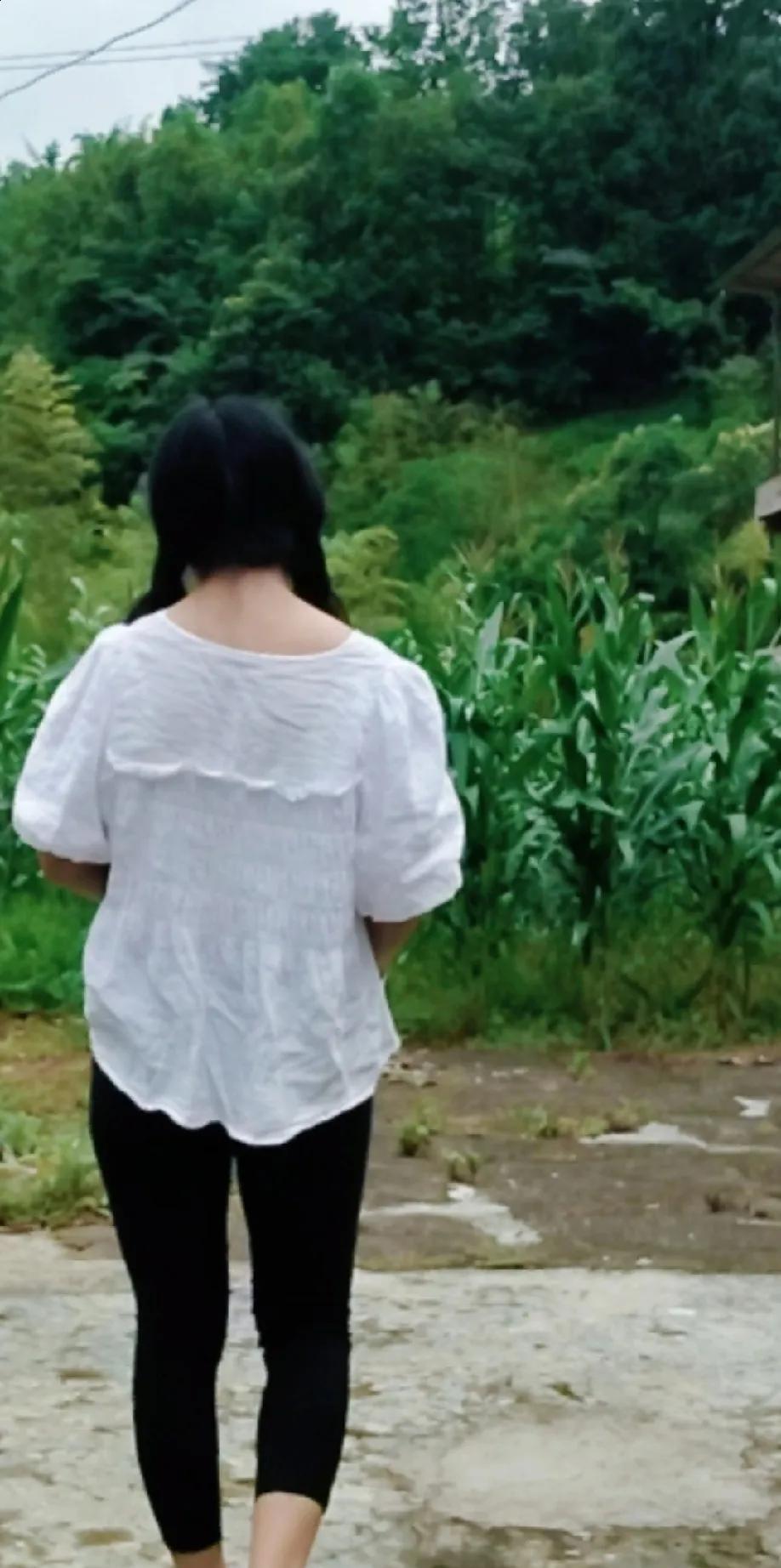 我妈选的衣服，我妈说穿这一套衣服去相亲，一定会成功，希望成功。