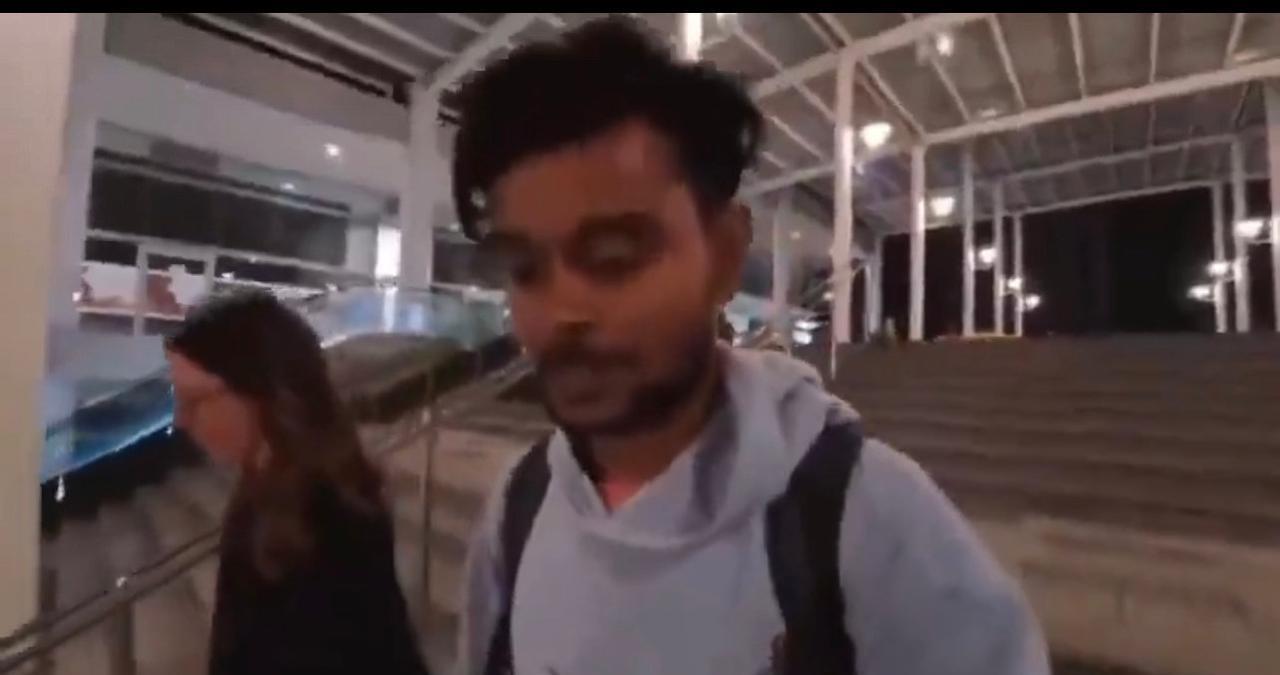 一个印度人是以色列的支持者，为了表示自己的心意，还特地去以色列了。当他到那时，想