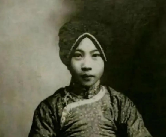 1925年，24岁的女子张素贞，正当她开始宽衣解带时，一把枪抵住了她的头。客人冷