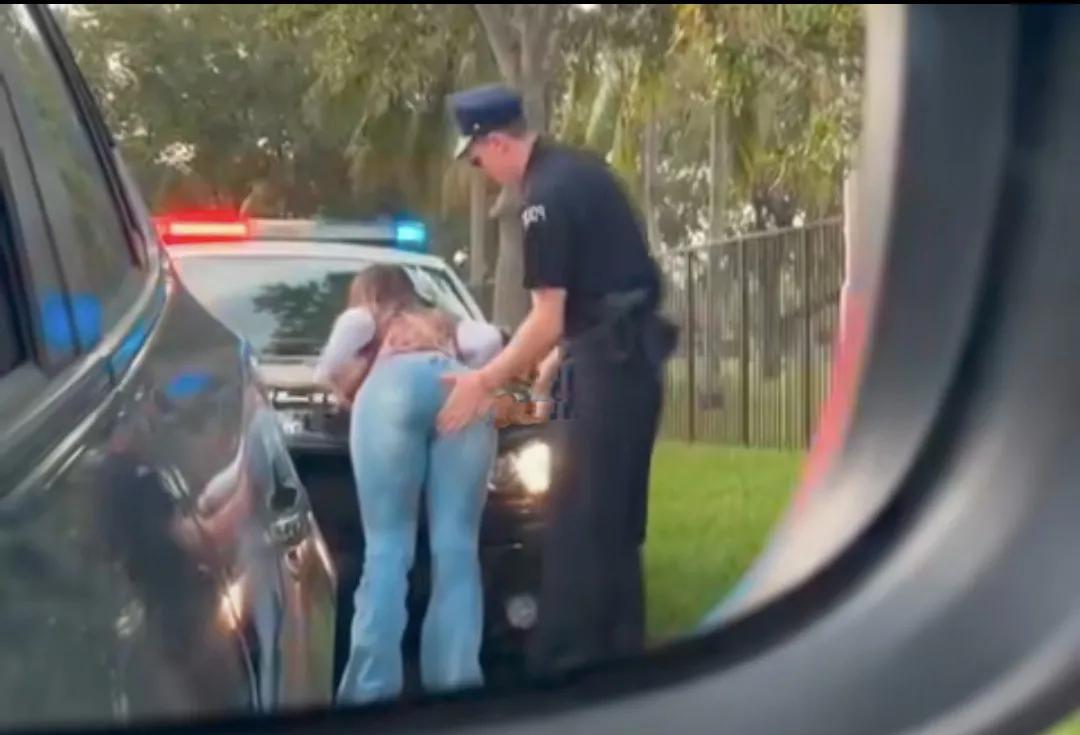 网上流传的视频显示，在外国，一个外国警察在对一个女嫌疑人搜身检查，一双手把嫌疑人