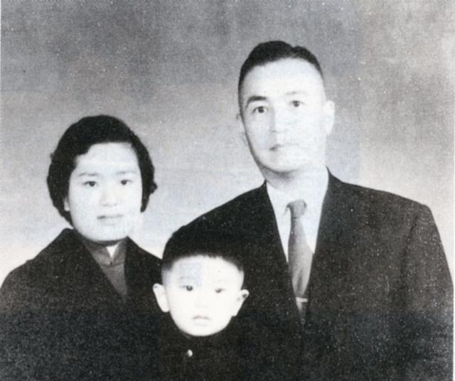 这是50年代，蔡孝乾与妻子马雯娟、儿子，一张罕见的合影，从镜头中我们可以看到蔡孝