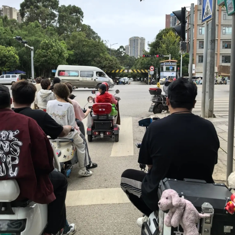 又见昆明街头人性化：J察少、不拦电瓶车！昆明街头电瓶车那该死的松驰感，不戴头盔、