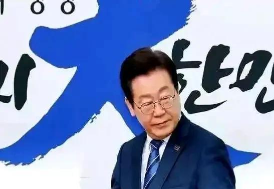 李在明急眼了，索要战时指挥权！
前几天，特朗普宣布要对韩国加征25%的关税，还大