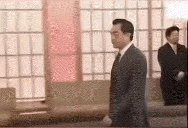 王毅这眼神，曾吓得日本外相不敢对视
这两天，王毅在东京出席中日韩外长会，密集与日