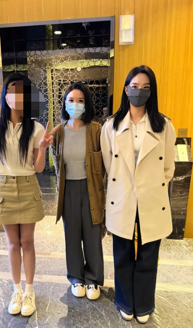 徐子尧、周煜琦和刀迷在酒店里合影。没想到小周比小徐高这么老多。作为标准稻米，戴口