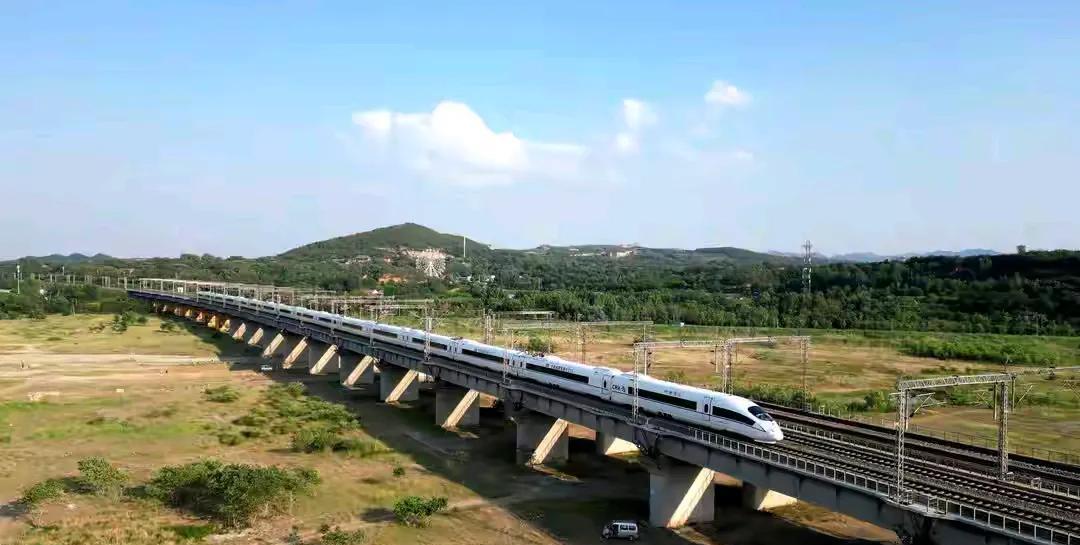 7月1日，随着铁路调图的正式启幕，暑期旅游列车“泰山黄河号”正式开行，标志着暑运