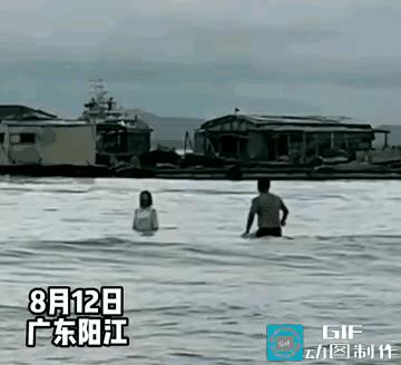 女孩站在水中说不想活了，爸爸急匆匆地赶了过去，结果让人大大地意想不到。
这位父亲