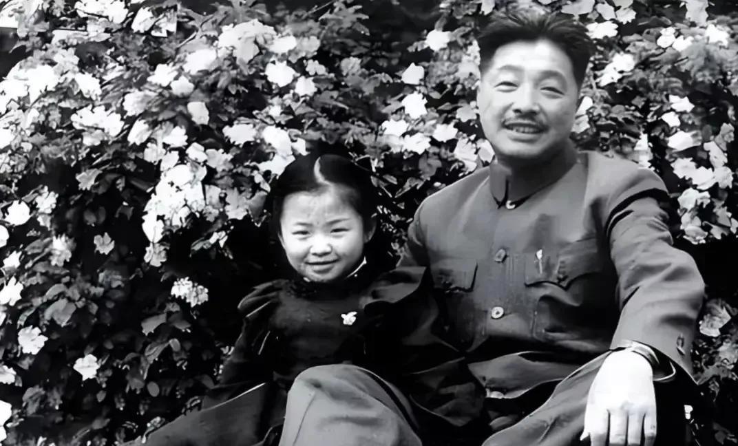 这张珍贵的照片拍摄于60年代，贺龙元帅和他女儿的合影照，女儿依偎着父亲的身边，父