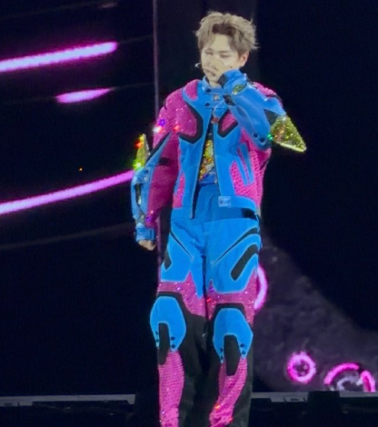 开场服装直接暴露他瘦太多！裤子松到能再塞一个人，看着既好笑又心疼，笑cry！赶紧