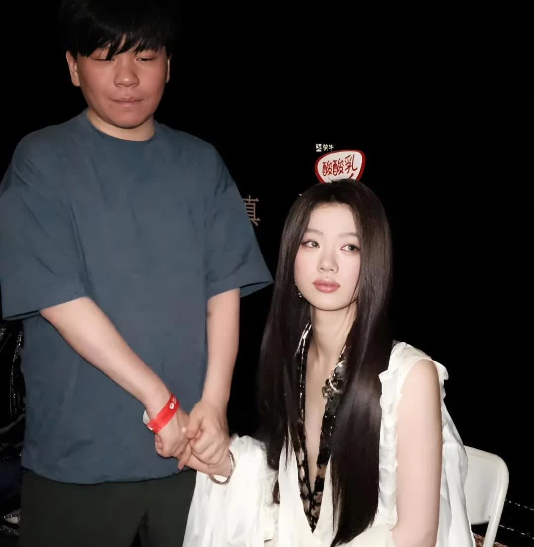 最近，歌手舞台热播，单依纯和常石磊十指紧扣的照片在网上疯传，让不少人大跌眼镜。画