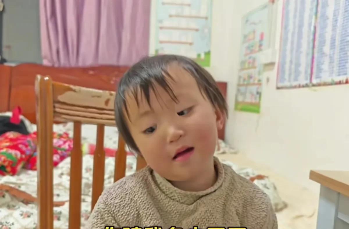 “妮儿拍个视频，拍完给你吃糖！”小满儿学妈的语气很像，结果就是咱们想的一样，没给
