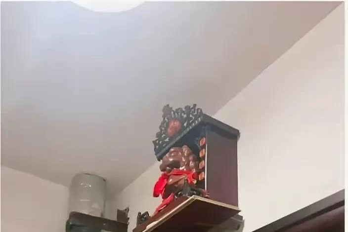 网友说，她的对门邻居门头上装了一个这玩意儿，她不知道该如何处理。
这个东西起什