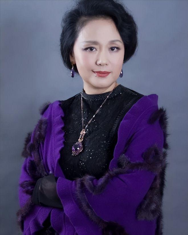 1979年，饰演潘金莲的廖学秋因为拍戏，和老公分别了六个月，她归心似箭，往家赶，