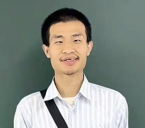 韦神现在最后悔的一件事，
可能就是听别人的话开通了短视频账号，
身为公职人员，