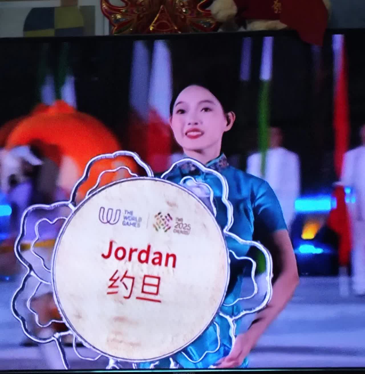 发现没，这次成都世运会的礼仪小姐全是圆脸，没有一个是整成的锥子脸呢。特别喜欢这些