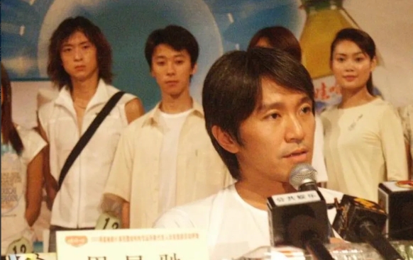 2008年，周星驰在汶川地震中捐款3000万元。同年梁朝伟和刘嘉玲结婚时，周星驰