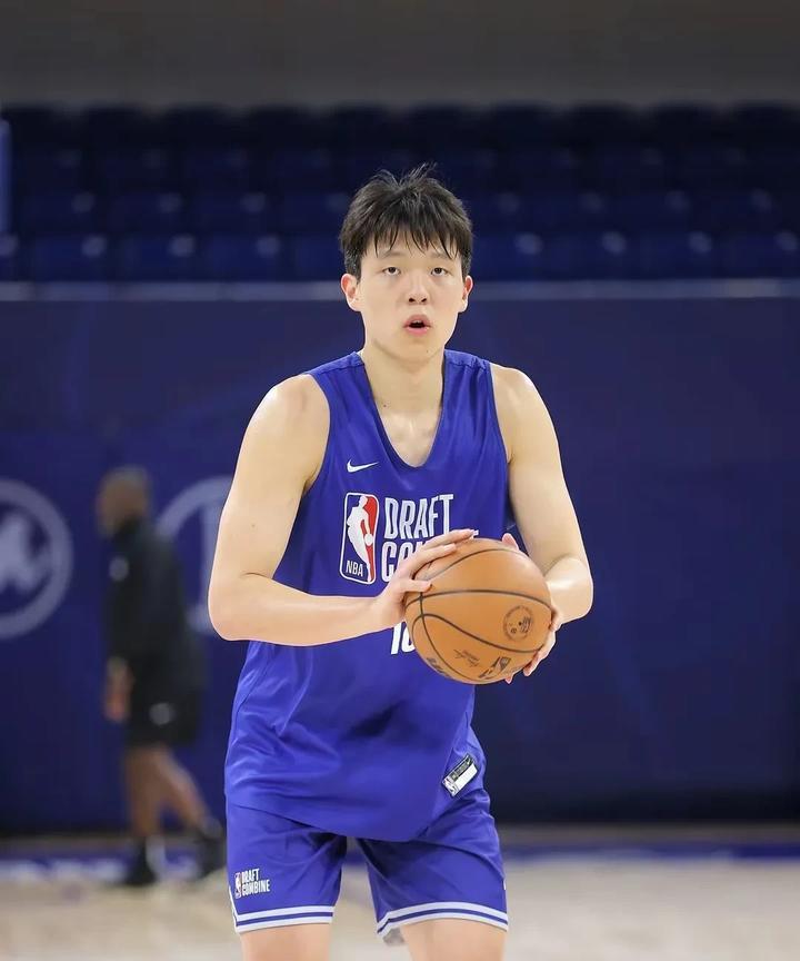 好信号！杨瀚森与魔术队高层聊仅2个小时！
还有一天就NBA大选之日，而杨瀚森还在