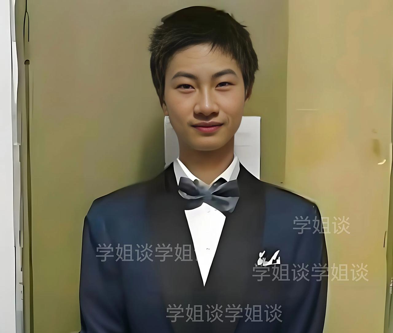 高考成绩744分
母亲瘫痪，父亲精神分裂
4岁的他跪在灶台边煮饭炒菜，照顾父亲和