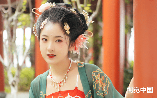 我倾家荡产陪竹马造反，他却跟表妹有了孩子。