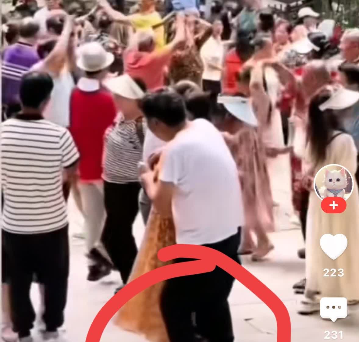 他们这样哪里是跳舞，分明就是借着跳舞的名号出来耍流氓。

老头抱着妇女，没有