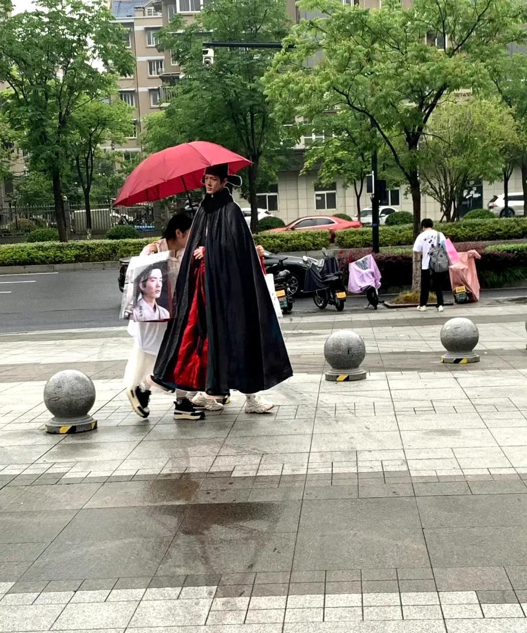 藏海大人重生来到我们的年代了，哈哈哈！这个不仔细看，还以为是Cosplay藏海大