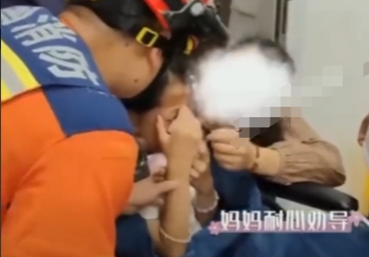 太可怕了！4天前，浙江一小女孩在玩耍过程中，不慎被“啪啪圈玩偶”中的铁丝扎入右眼