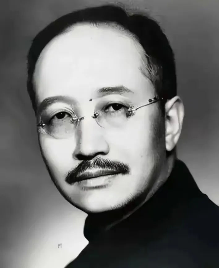 1955年深秋的北京东单菜市场，一位身着补丁旗袍的妇人，正在寒风中用冻裂的手卷烟