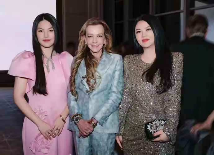 何超琼和萧邦总裁玩在一起，李湘和王诗龄被冷落，阶层差距明显！ ​​​