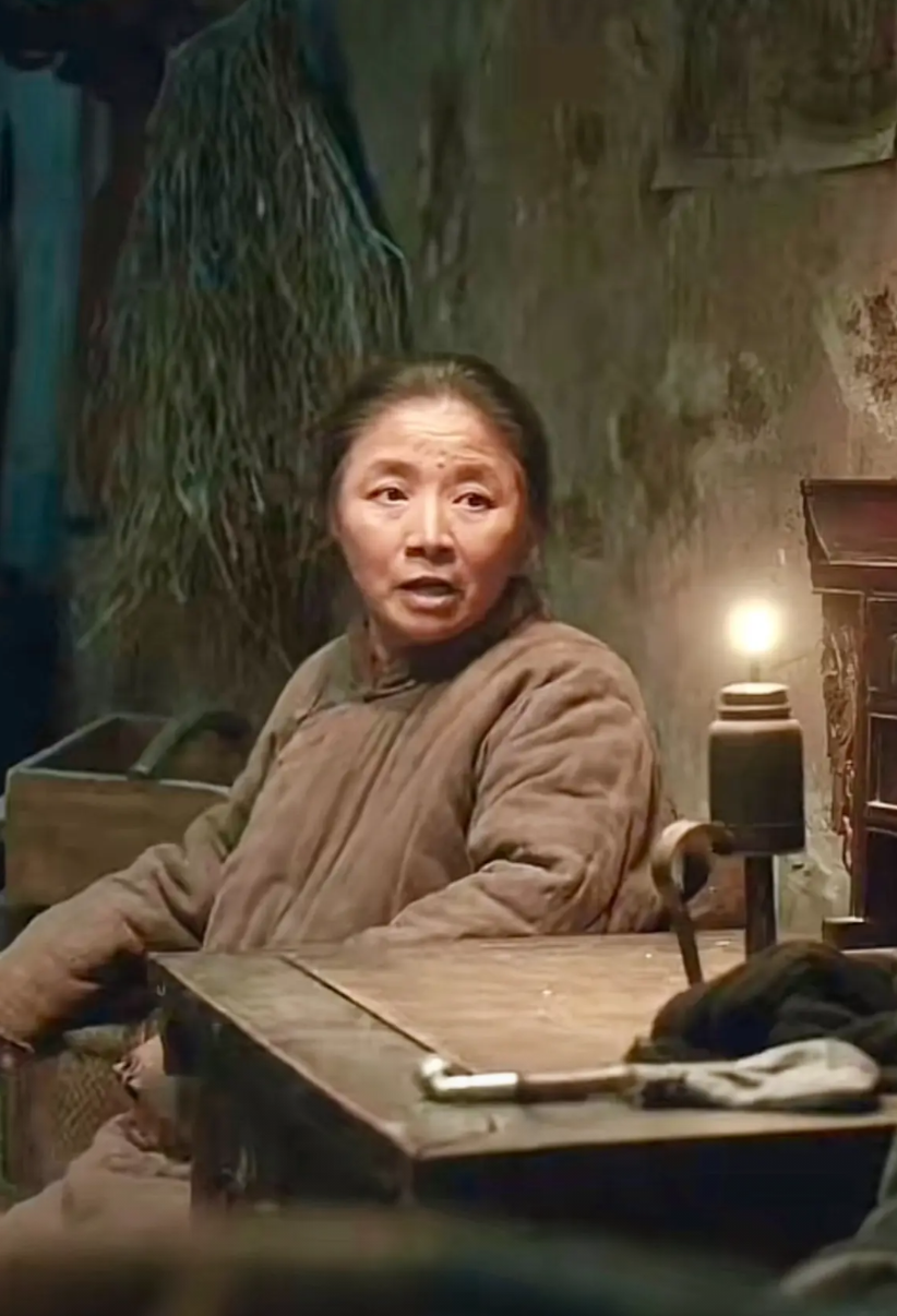 很多人不知道，《生万物》昨晚演了3集。
剧中这位大脚娘确实演的好，这也引起了大家