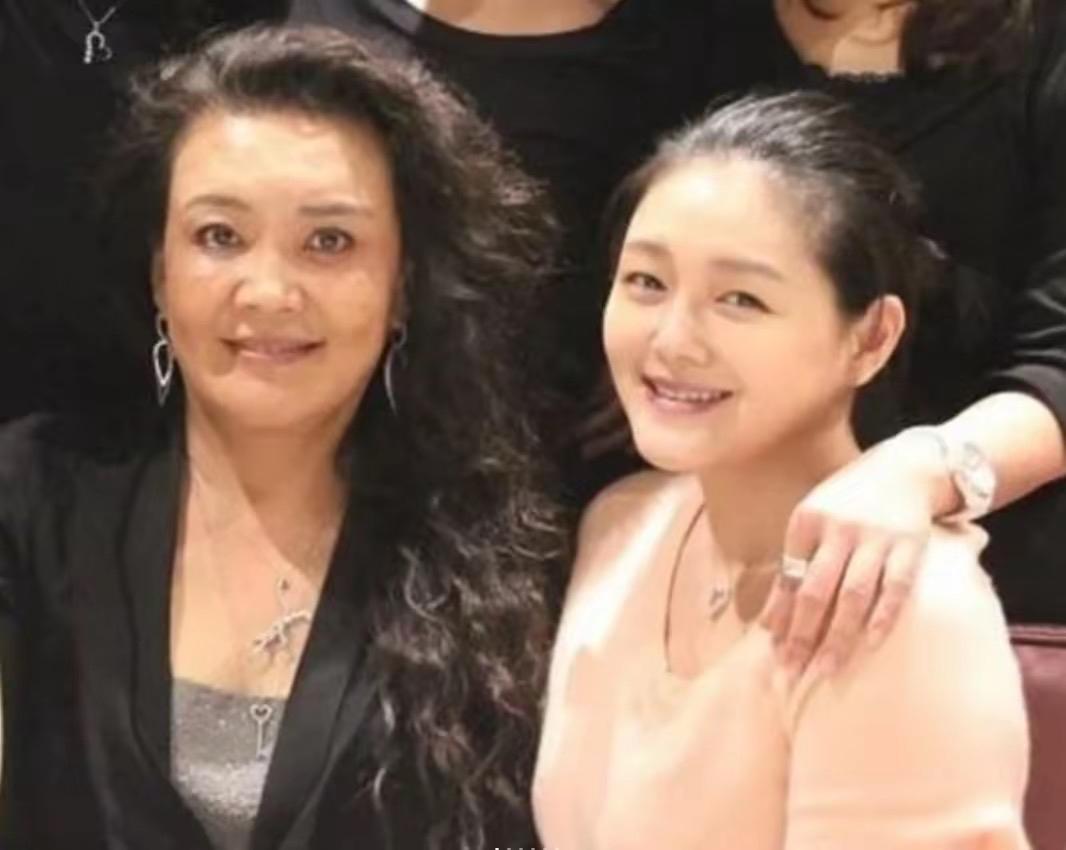 大S离世26天后，热度渐消，台媒盛赞她“敢爱敢恨，活得漂亮”，倒也贴切。巧的是，