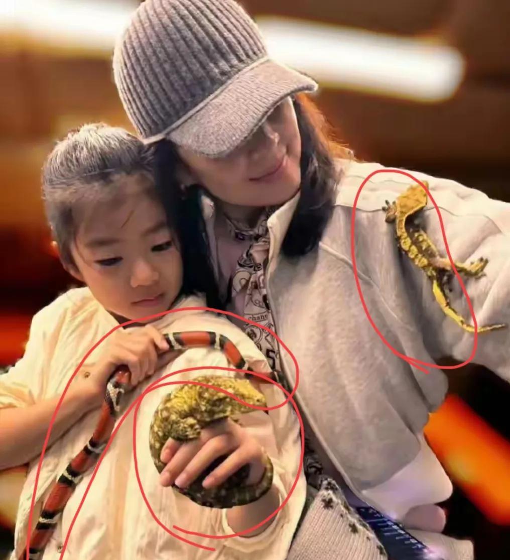 逛了一圈明星六一晒娃，我发现最强悍的是章子怡带娃！
不是因为她敢正面晒女儿，也不