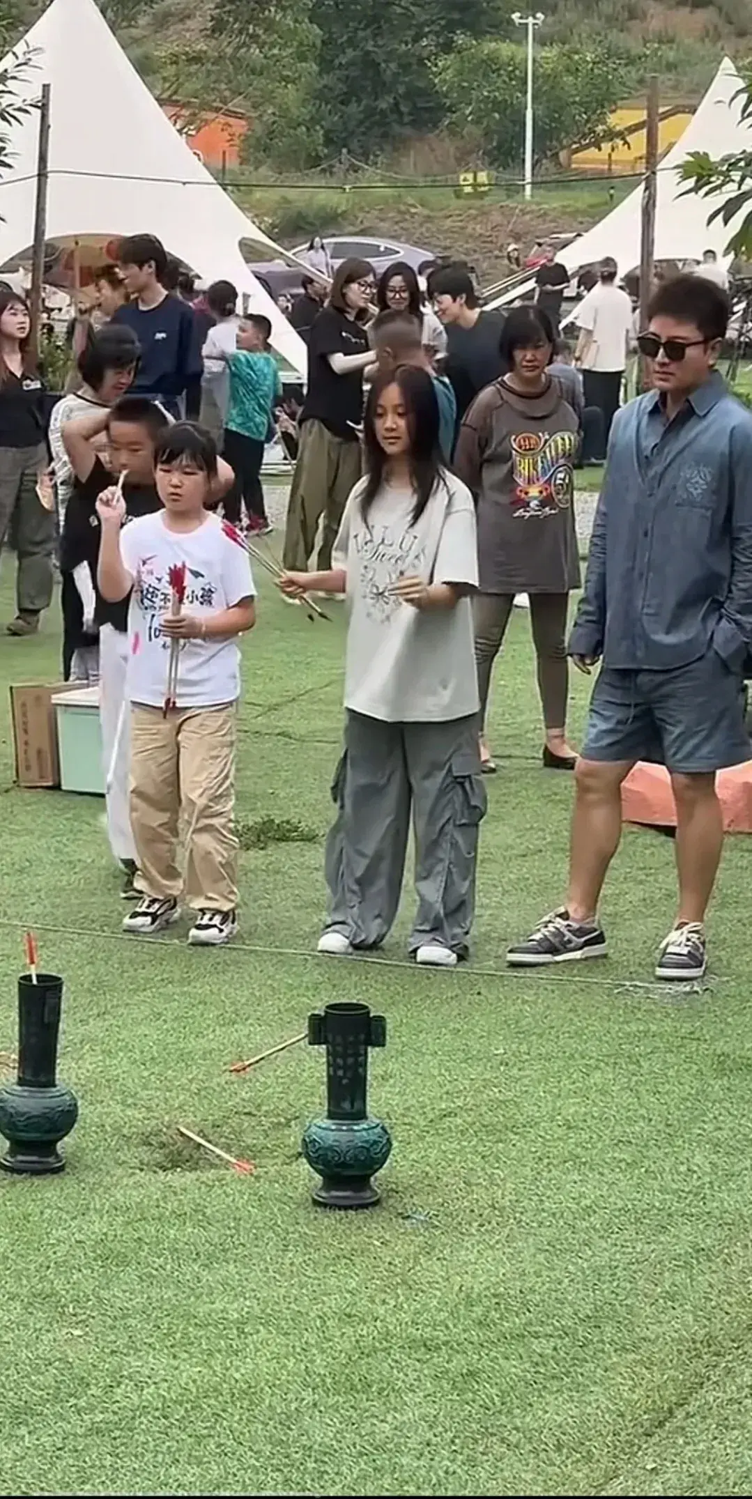 贾乃亮女儿穿的裤子，有点不符合她的年龄。