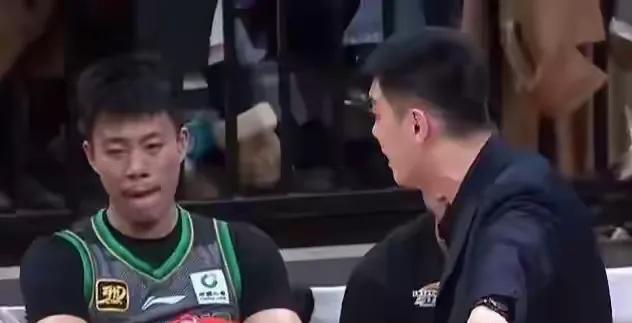 不少球迷认为，杨鸣主教练怒批张镇麟有点过分了，公平公正一点来说，杨鸣的指责本无可