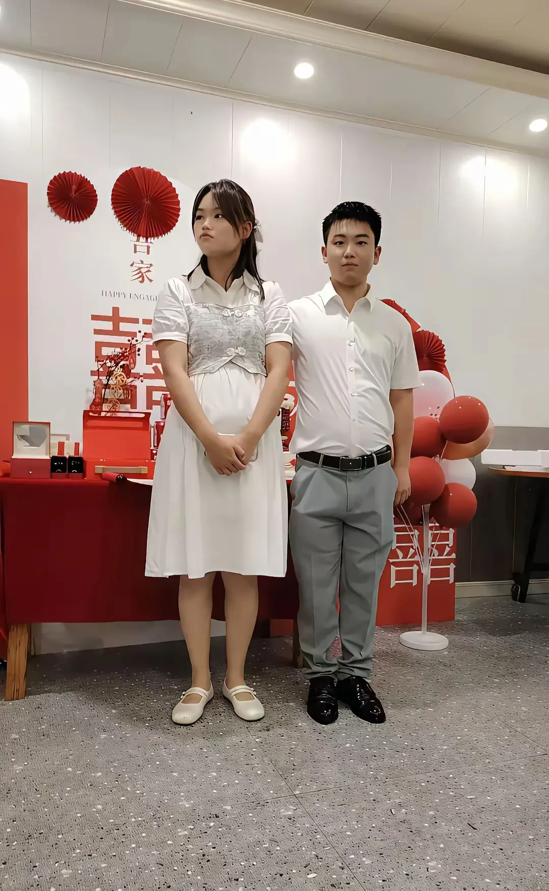 这女的好像有点不愿意！