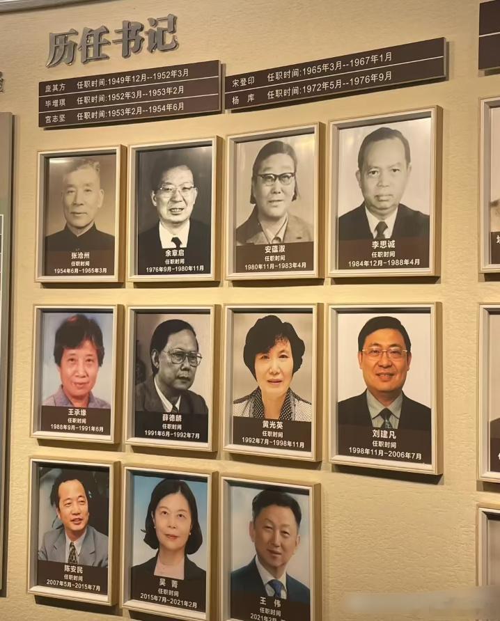 第一排第三位就是刘亦菲的奶奶，脸部比例一脉相承