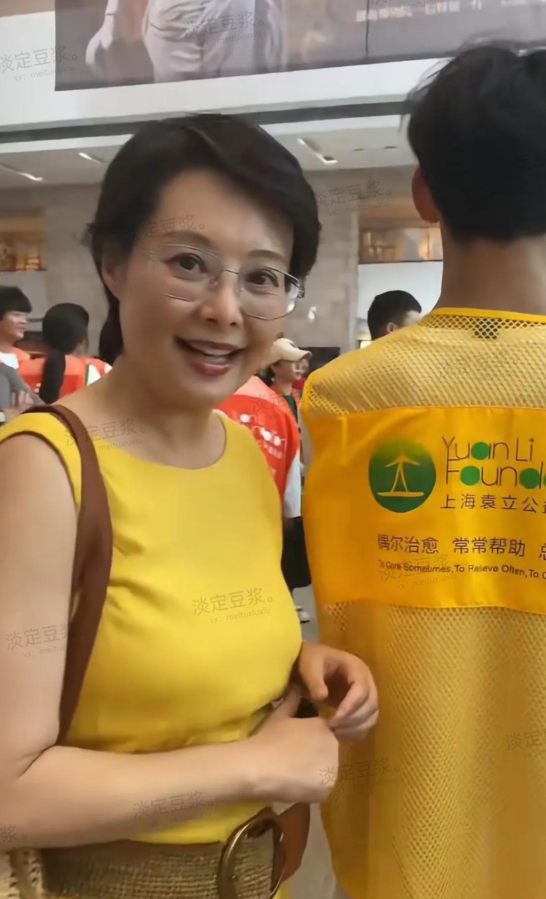 看袁立带着一帮孩子参加袁立基金夏令营，看她还是和以前一样，说话伶牙俐齿的，长相没