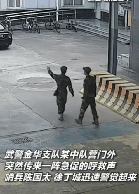 浙江金华，纹身男子光天化日强行拉扯两名女子，试图塞进车内。



正午时分，金华