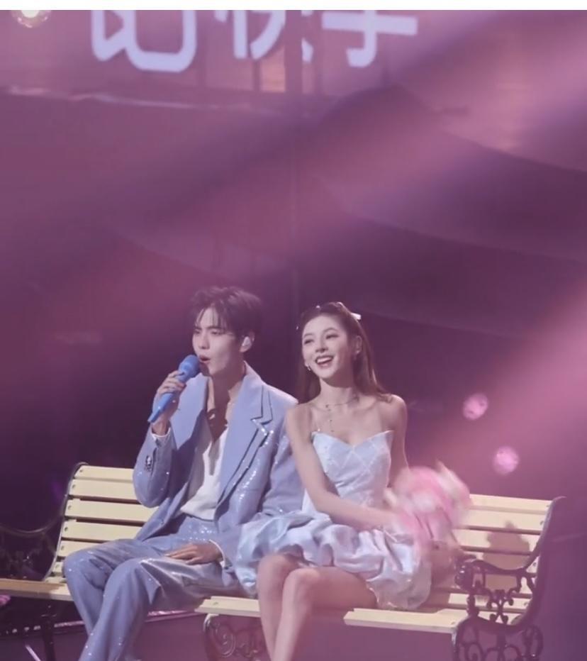 张予曦和毕雯珺 同框出演也太好嗑了！《深情眼》开播就爆，开播一小时播放量破千万。