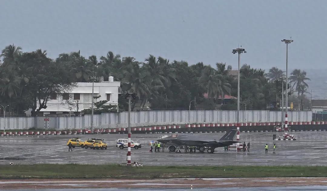 防贼似防狼！英国F-35B战机迫降印度，飞行员死守不吃饭、拒离机，英国拒绝进机库