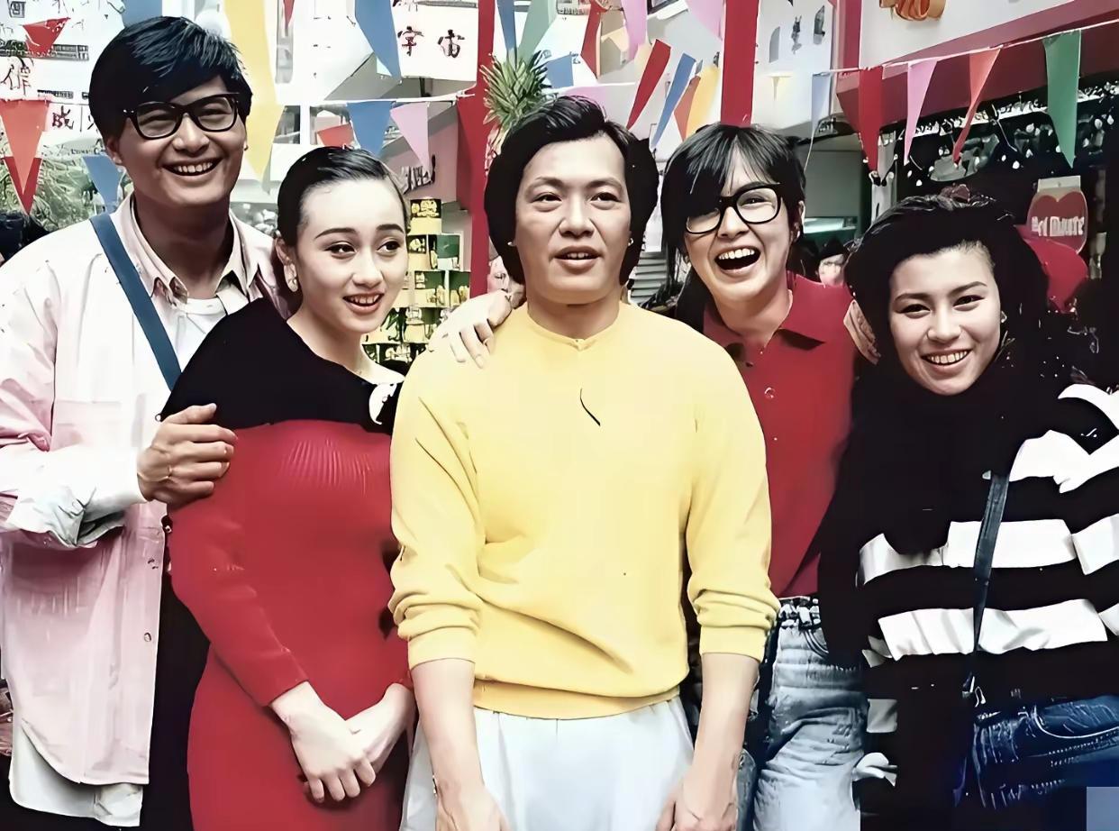 左一周润发，左二利智，右一罗美薇，右二王祖贤，最中间这位大佬是谁？
像是陈奕迅，