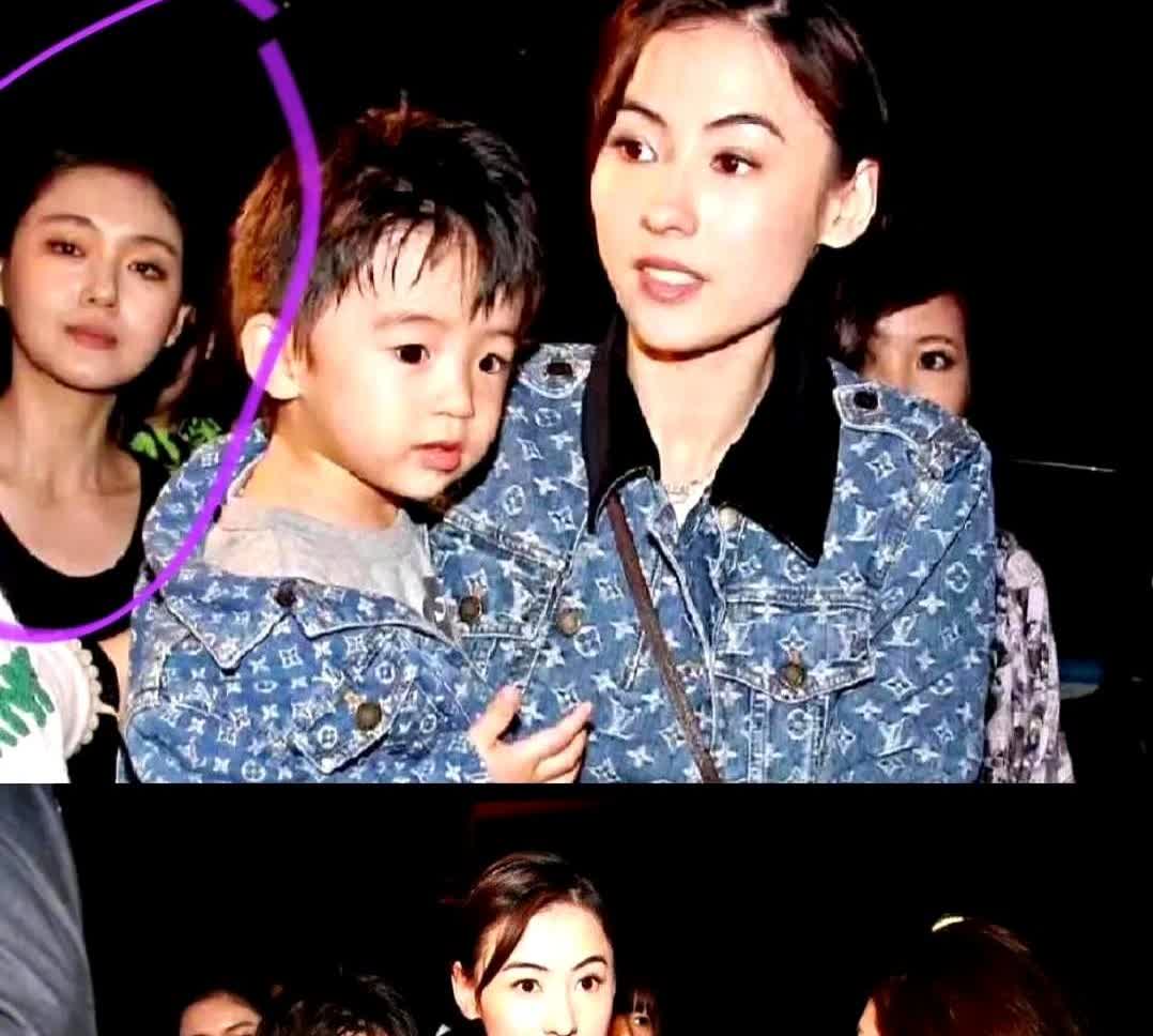 刷到张柏芝怀抱两岁Lucas的老照片时，突然被后排那个模糊身影戳中记忆点——原来