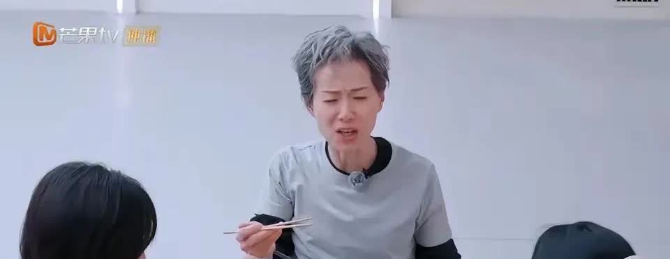 身高是每个女生包括男生的痛，身高153的黄英羡慕身高161的李晟，而身高161的