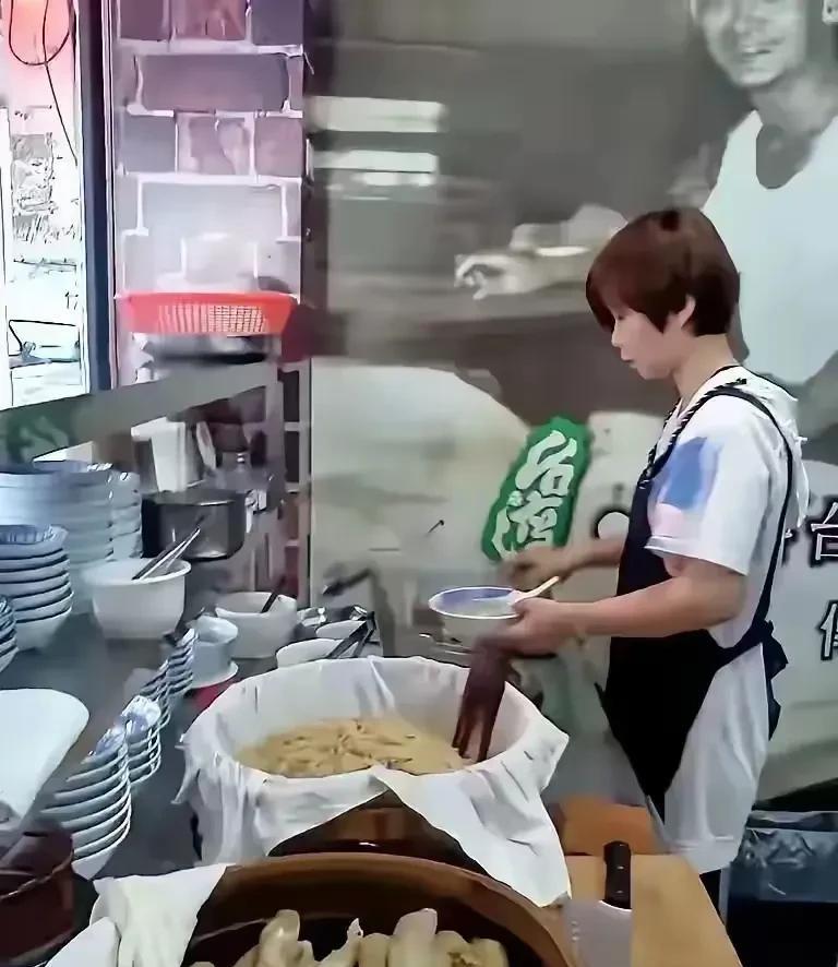 在大S的粉丝眼里，当舞女的妈妈比卖早餐的妈妈更高尚，更值得尊敬。这种看法很符合大