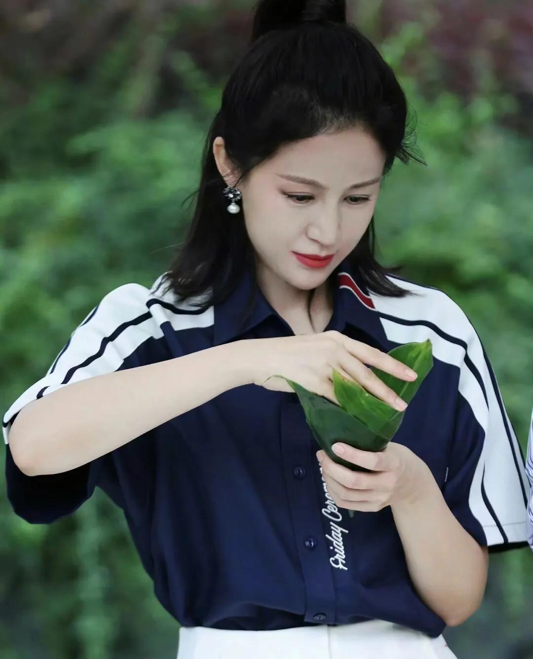 陆毅给鲍蕾庆祝49岁生日，太让人羡慕了！这对娱乐圈的模范夫妻，又撒了一波狗粮。
