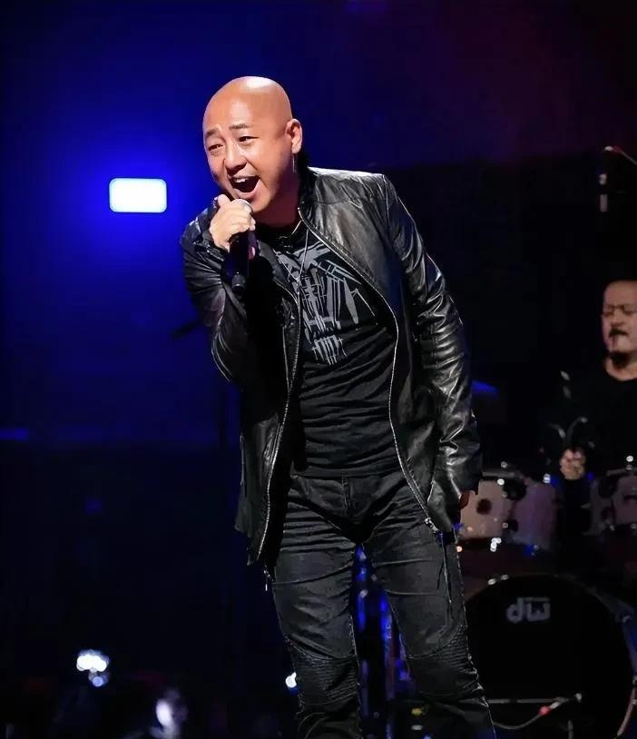 他28岁成为乐坛霸主，曾被誉为“二代摇滚王”，虽然他没有窦唯那么红，也没有老狼那