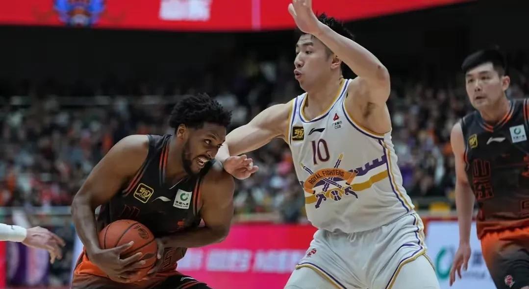 广东引援之路真是波折不断。原本计划用优先续约权锁吉伦沃特和贝兹利，结果吉伦沃特因