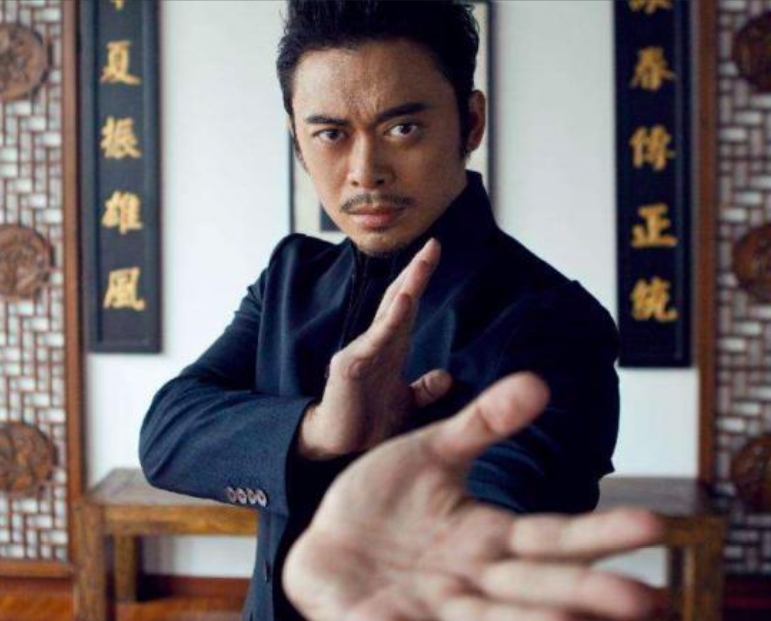 2016年，樊少皇公开挑战“拳王”邹市明，登台后，92斤的邹市明对160斤的樊少