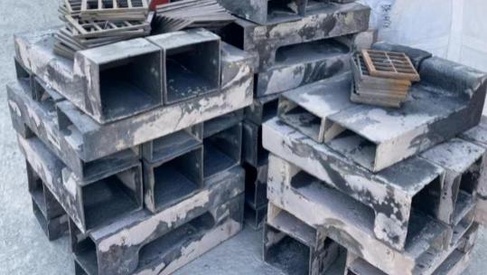 桥梁铸铁泄水管，高速公路桥梁路面排水用圆形矩形铸铁泄水管是怎样施工的？